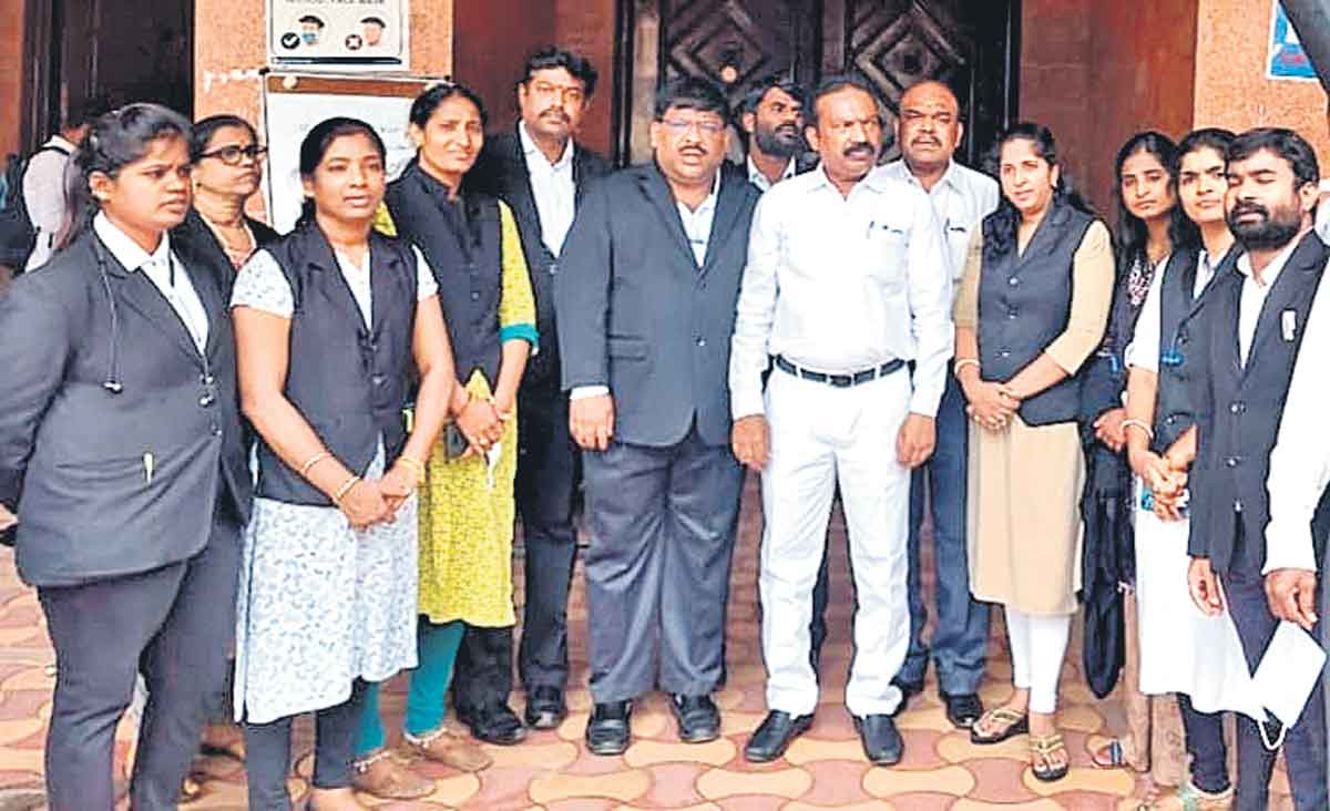 న్యాయవాదులపై దాడులు హేయం