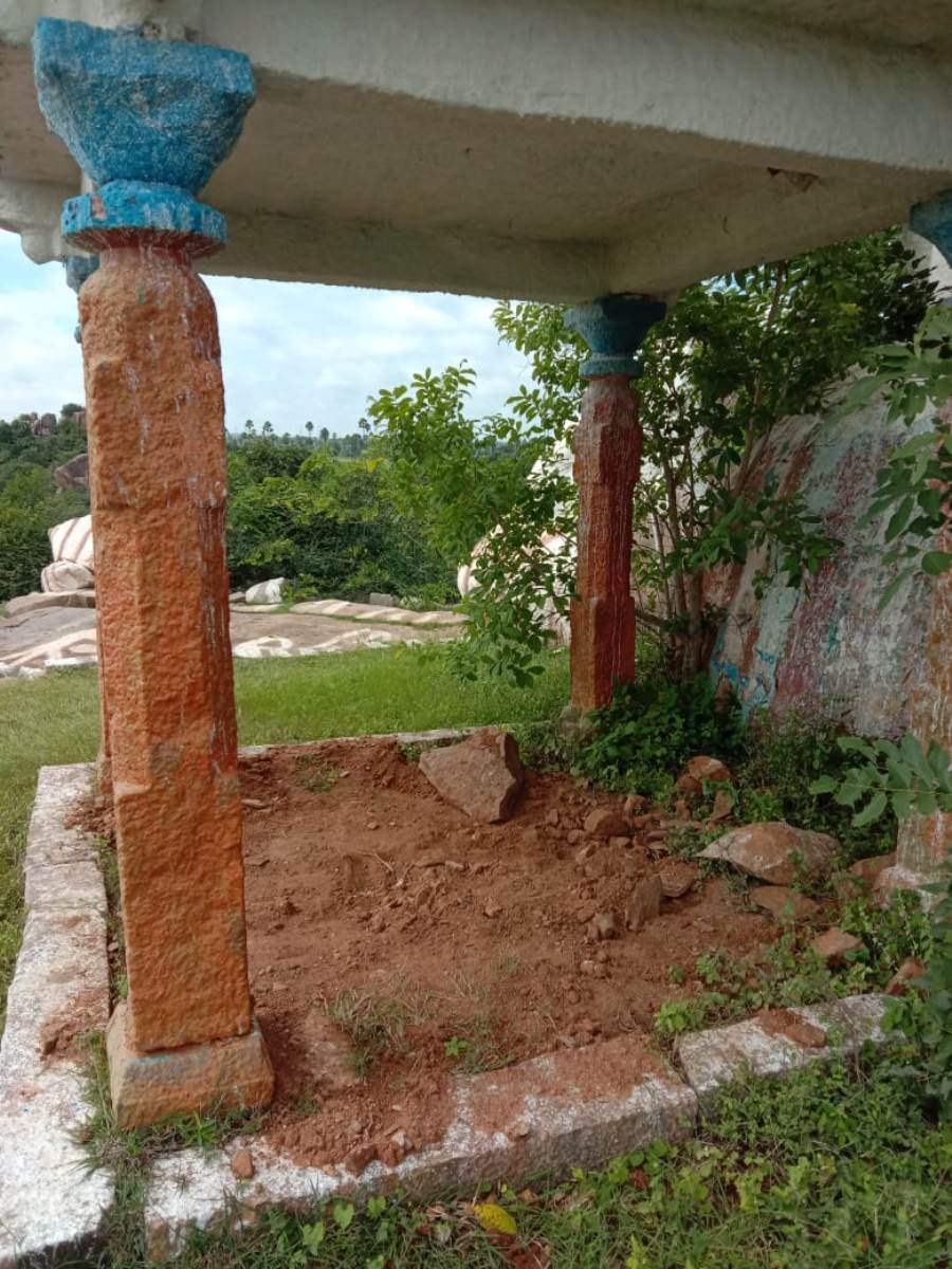 గుప్త నిధులకోసం తవ్వి.. ఏం దొర‌క‌క‌పోవ‌డంతో..