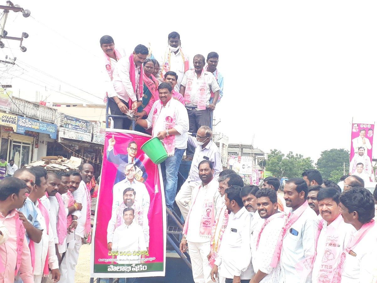 శాలిగౌరారంలో సీఎం కేసీఆర్ ఫ్లెక్సీకి క్షీరాభిషేకం