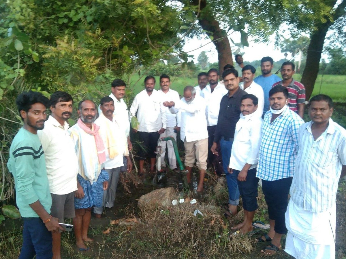 మోటర్ లేకున్నా ఉబికి వస్తున్న పాతాళ గంగ.. సూర్యాపేట జిల్లాలో అరుదైన ఘటన