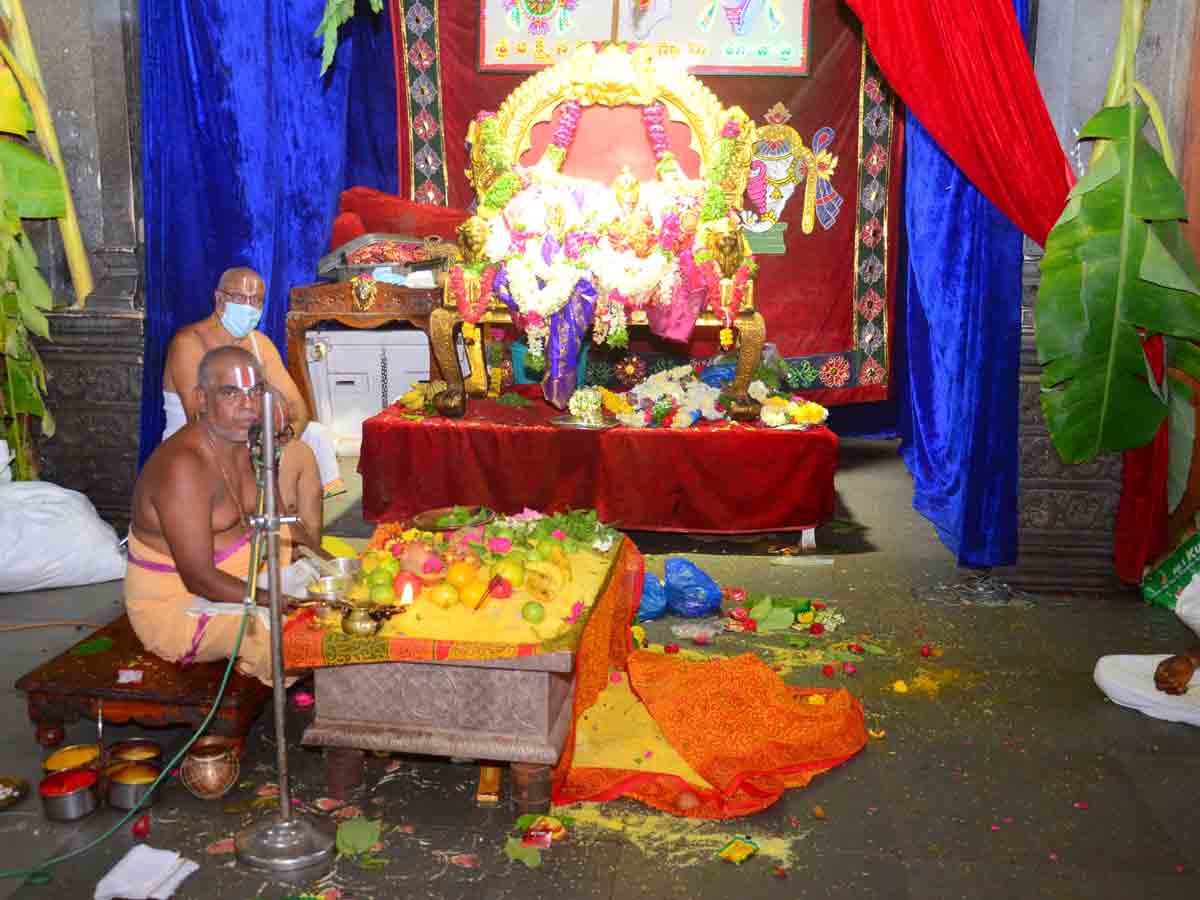 యాదాద్రి: ప్రత్యేక పూజల కోలాహలం..