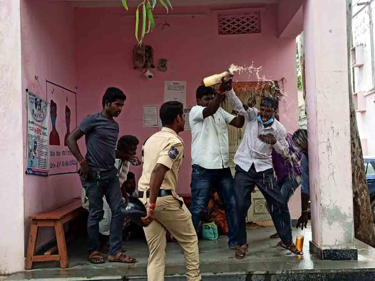 భూమి రిజిస్ట్రేషన్‌కు అడ్డుపడుతున్నారని.. పెట్రోల్‌ పోసుకుని ఆత్మహత్యాయత్నం