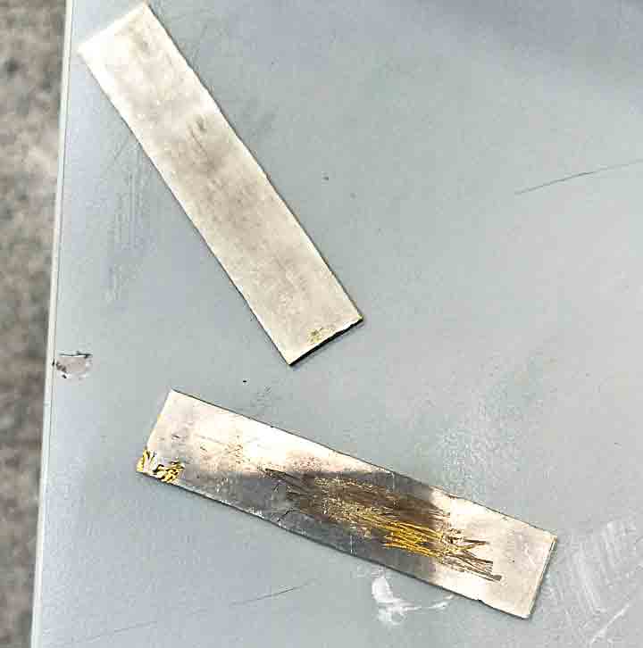 చెప్పుల్లో 24 లక్షల బంగారం