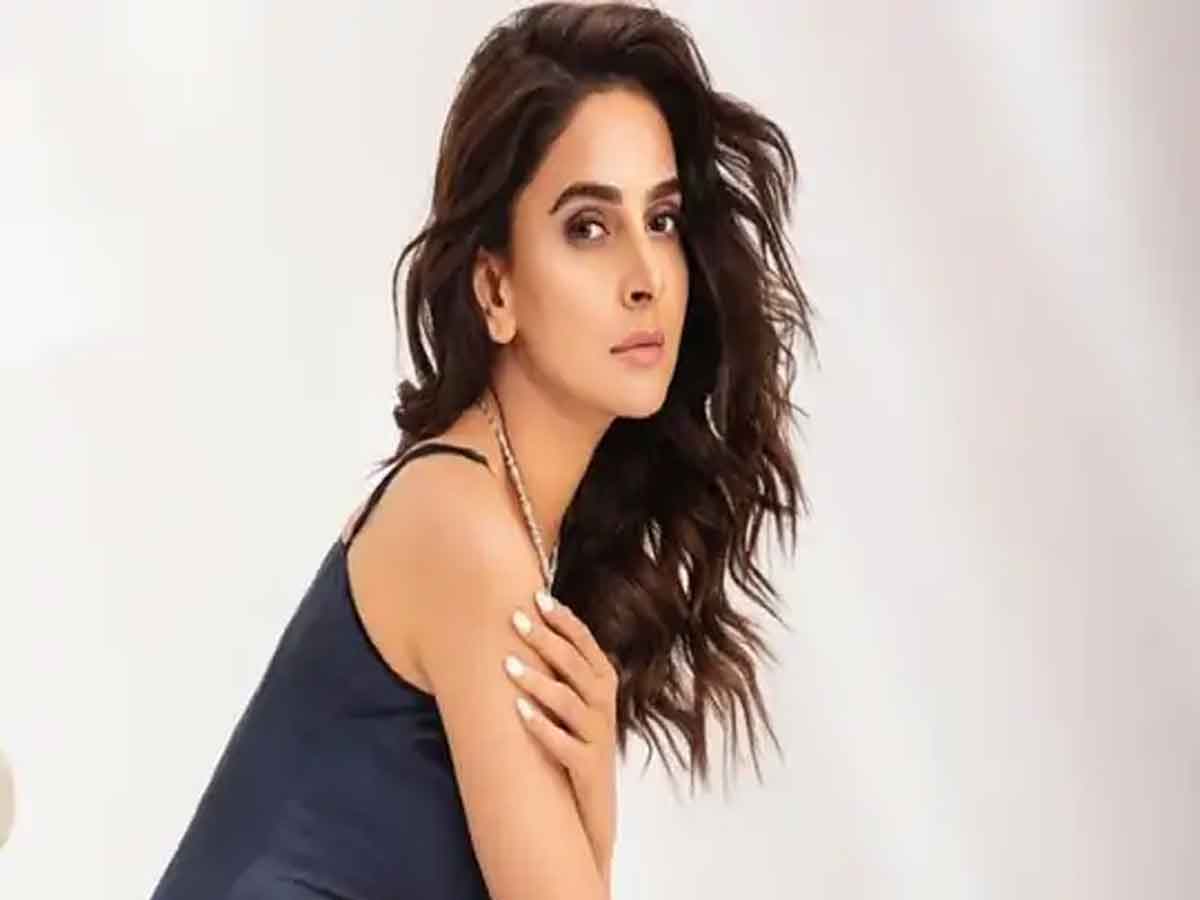 Saba Qamar : బాలీవుడ్‌ నటికి పాకిస్తాన్‌ కోర్ట్ అరెస్ట్‌ వారెంట్.. ఎందుకంటే?