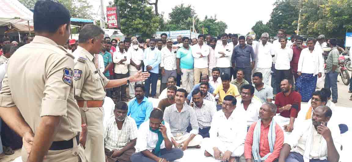 పంచాయతీ నిధులు దుర్వినియోగంపై విచారణ చేపట్టాలని రాస్తారోకో