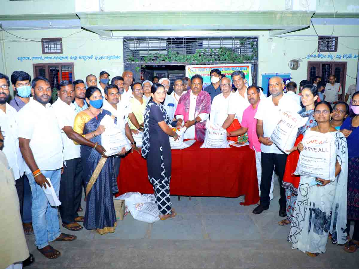 kadthal : ప్రైవేట్‌ ఉపాధ్యాయులకు నిత్యావసర సరుకులు పంపిణీ