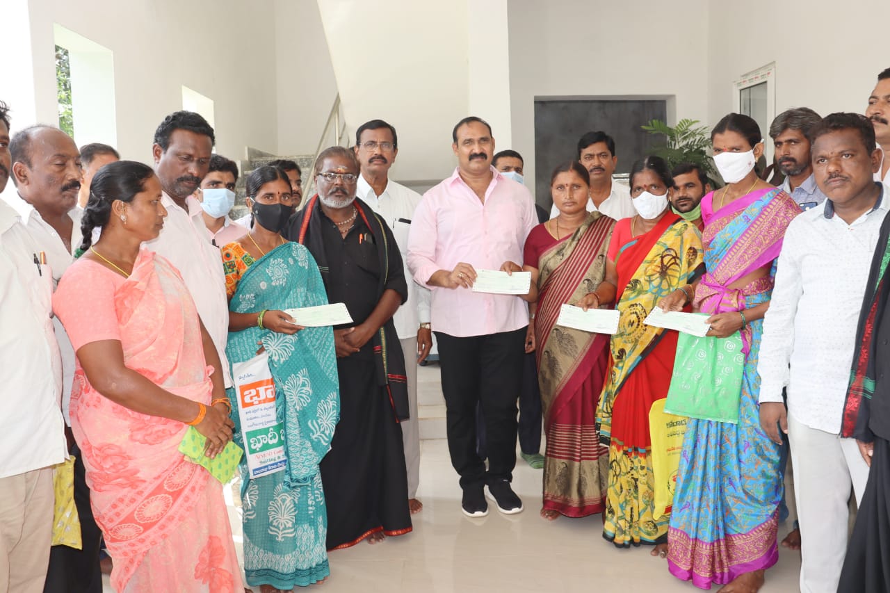 Kodad: పేదలకు అండగా సీఎం కేసీఆర్: ఎమ్మెల్యే బొల్లం మల్లయ్య యాదవ్