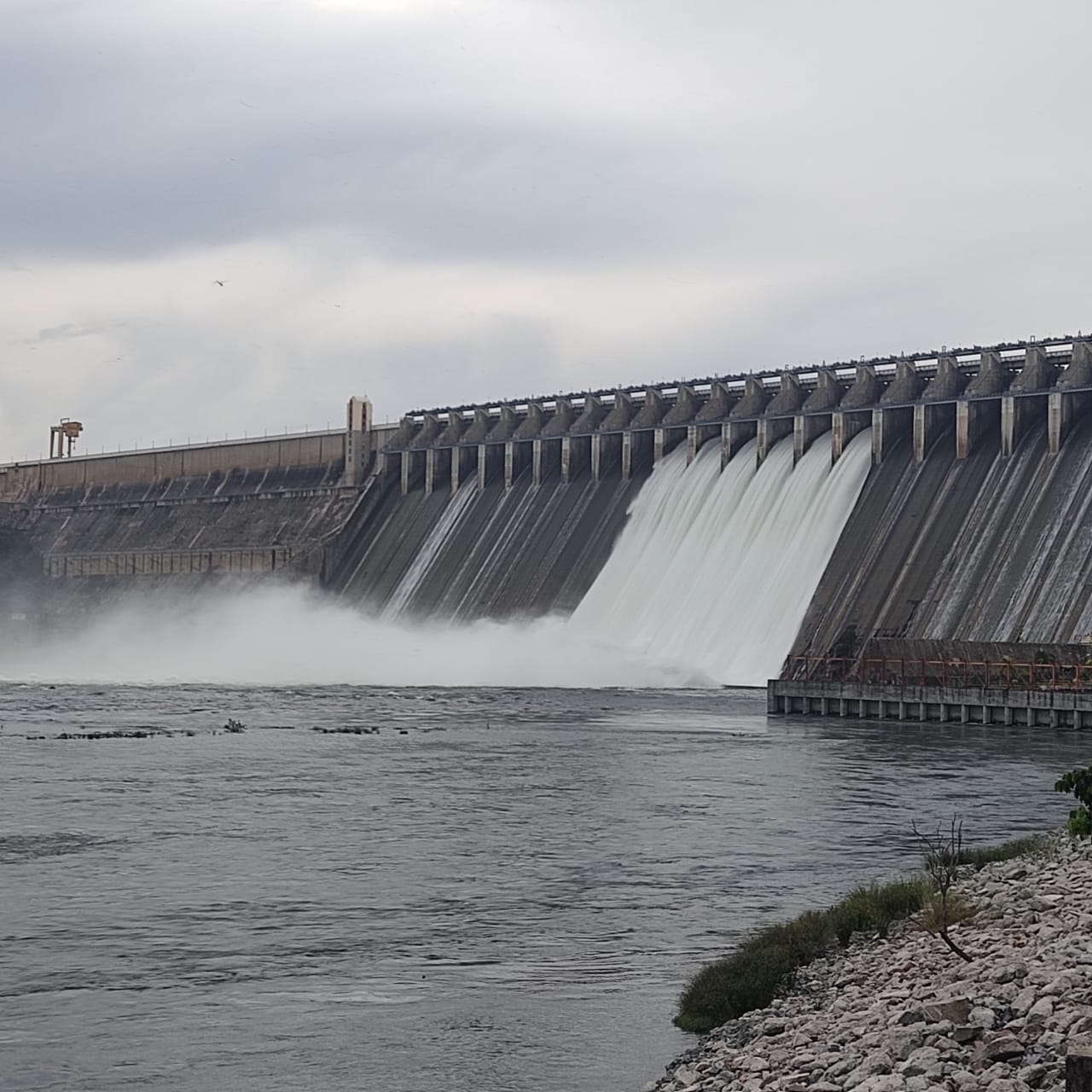 Nagarjuna Sagar: 6 క్రస్ట్ గేట్ల ద్వారా నీటి విడుదల