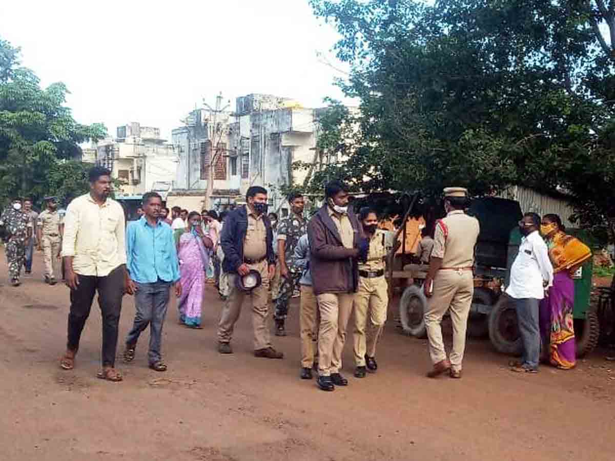 Vikarabad : రాజీవ్‌ గృహకల్పలో కార్డెన్‌ సెర్చ్‌