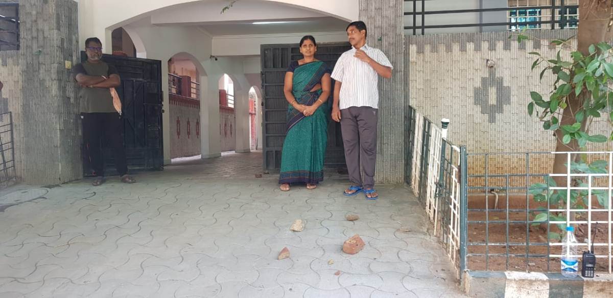 సినీనటుడు పోసాని కృష్ణమురళి ఇంటిపై దుండ‌గుల రాళ్ల‌దాడి