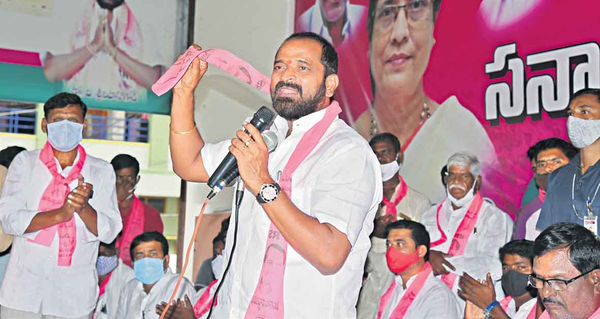 ఊరూరా గులాబీ జెండా ఎగురాలె