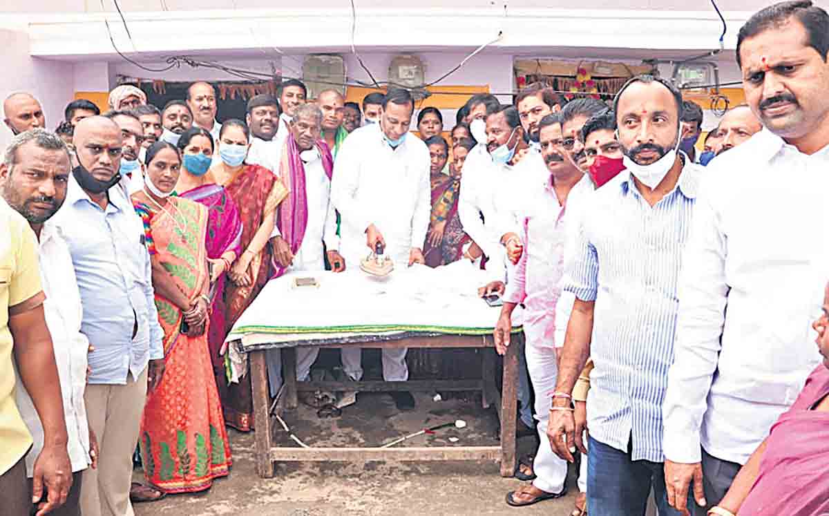 కుల వృత్తుల అభ్యున్నతికి సీఎం ప్రత్యేక పథకాలు