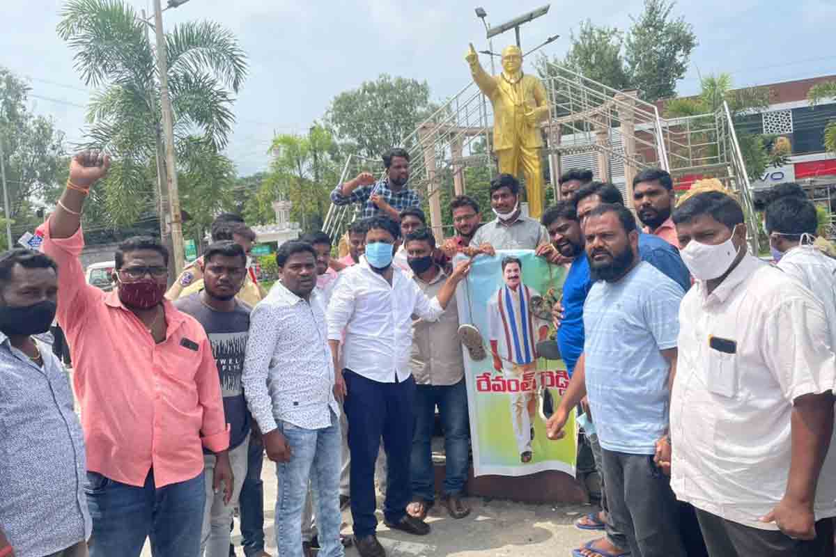 రేవంత్‌రెడ్డి దళిత, గిరిజనులకు క్షమాపణ చెప్పాలి