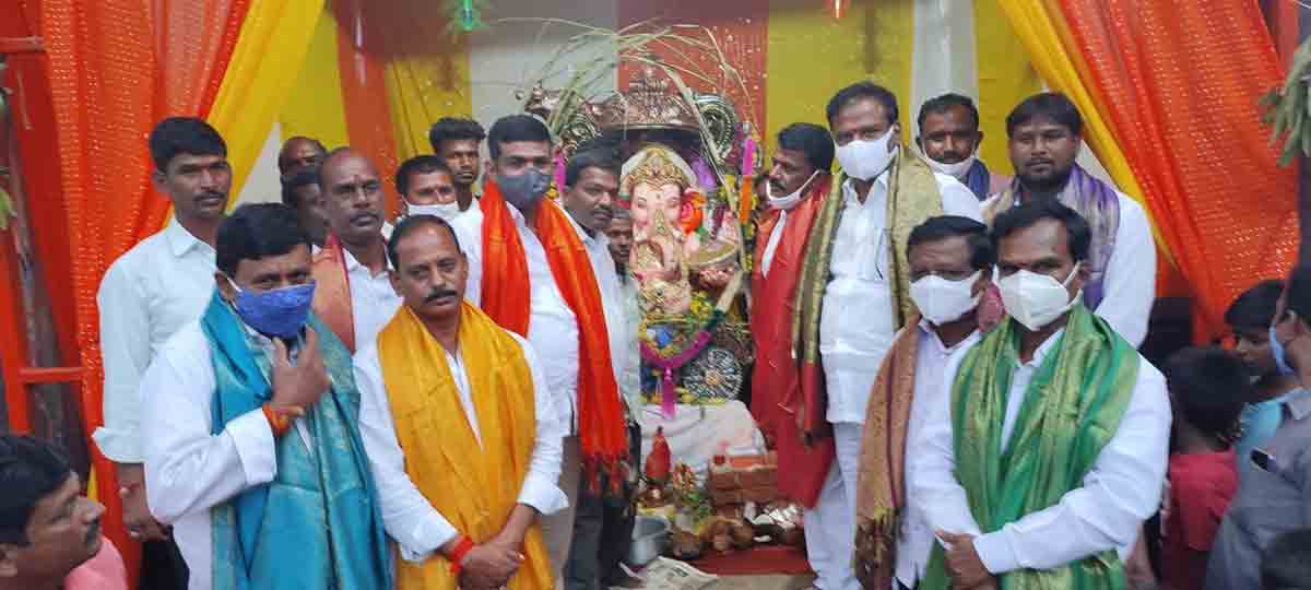 గణనాథుడికి విశేష పూజలు