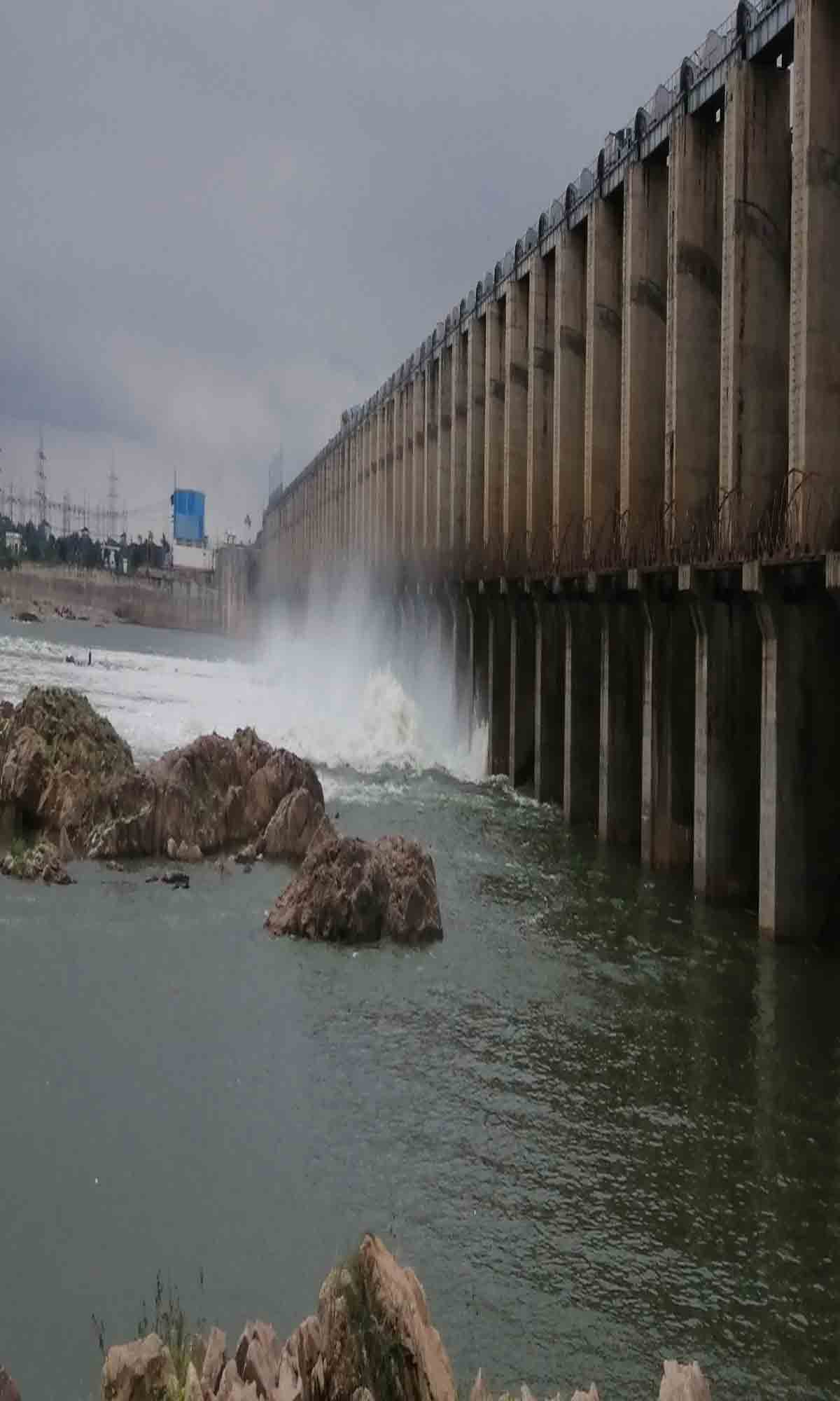 మళ్లీ గేట్లెత్తారు