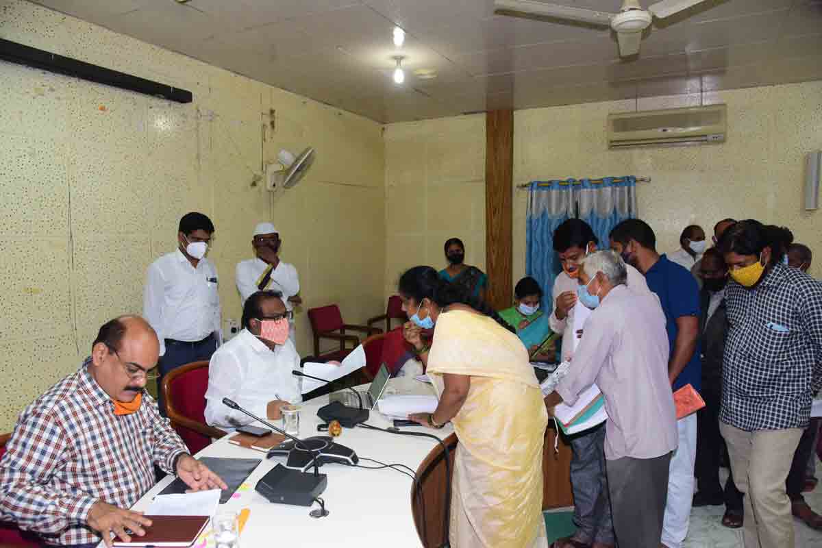 ప్రతి ఫిర్యాదునూ పరిష్కరించాలి