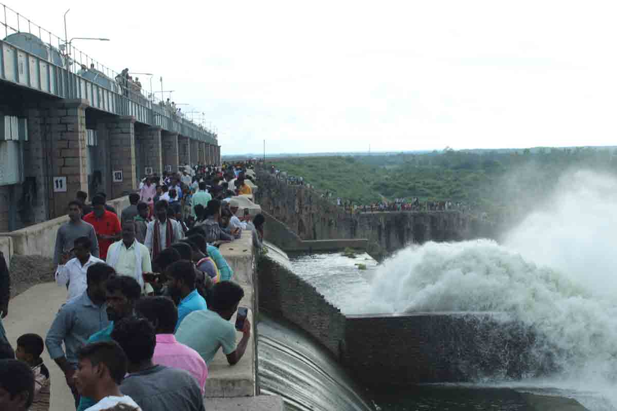 నిజాంసాగర్‌ రెండు గేట్ల ఎత్తివేత