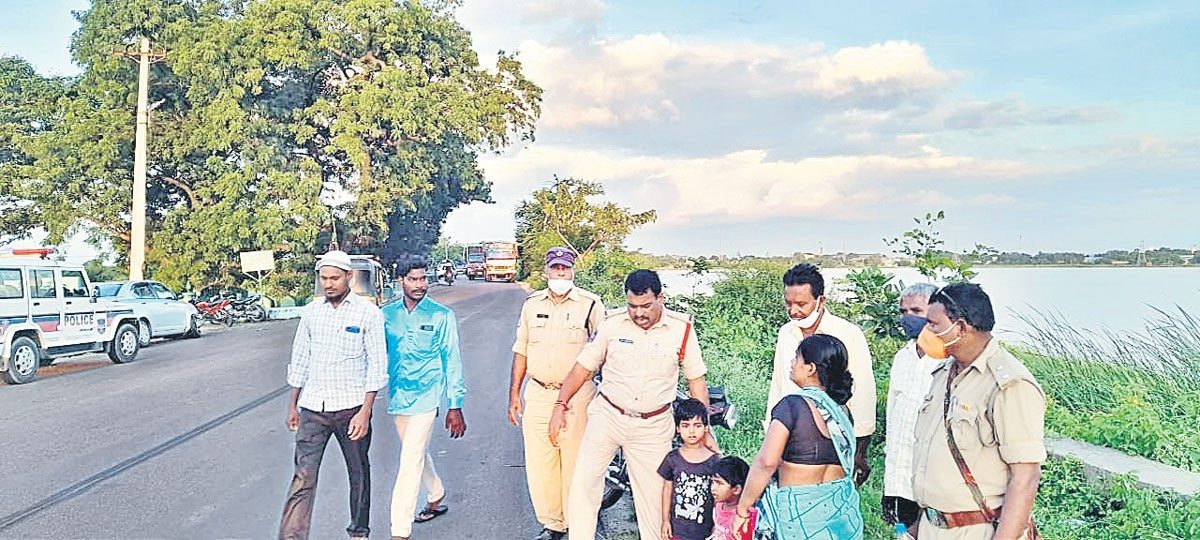 చివరి క్షణంలో కాపాడారు..!