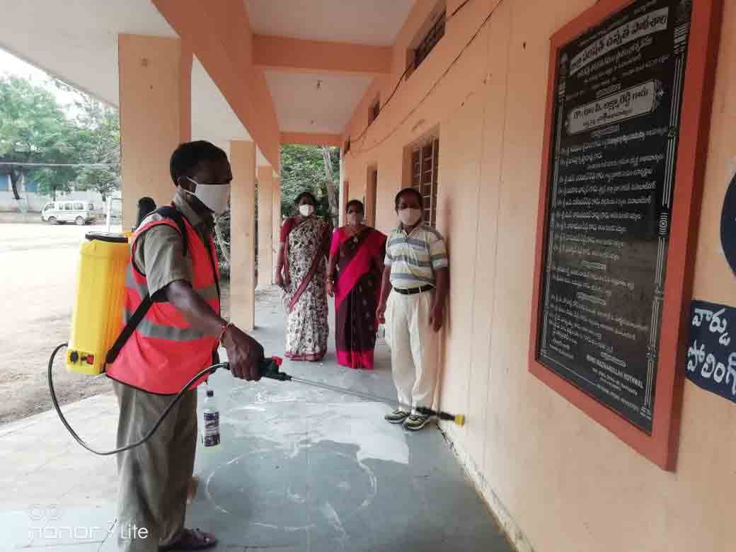 కొవిడ్‌ నిబంధనలతో.. బడికి..