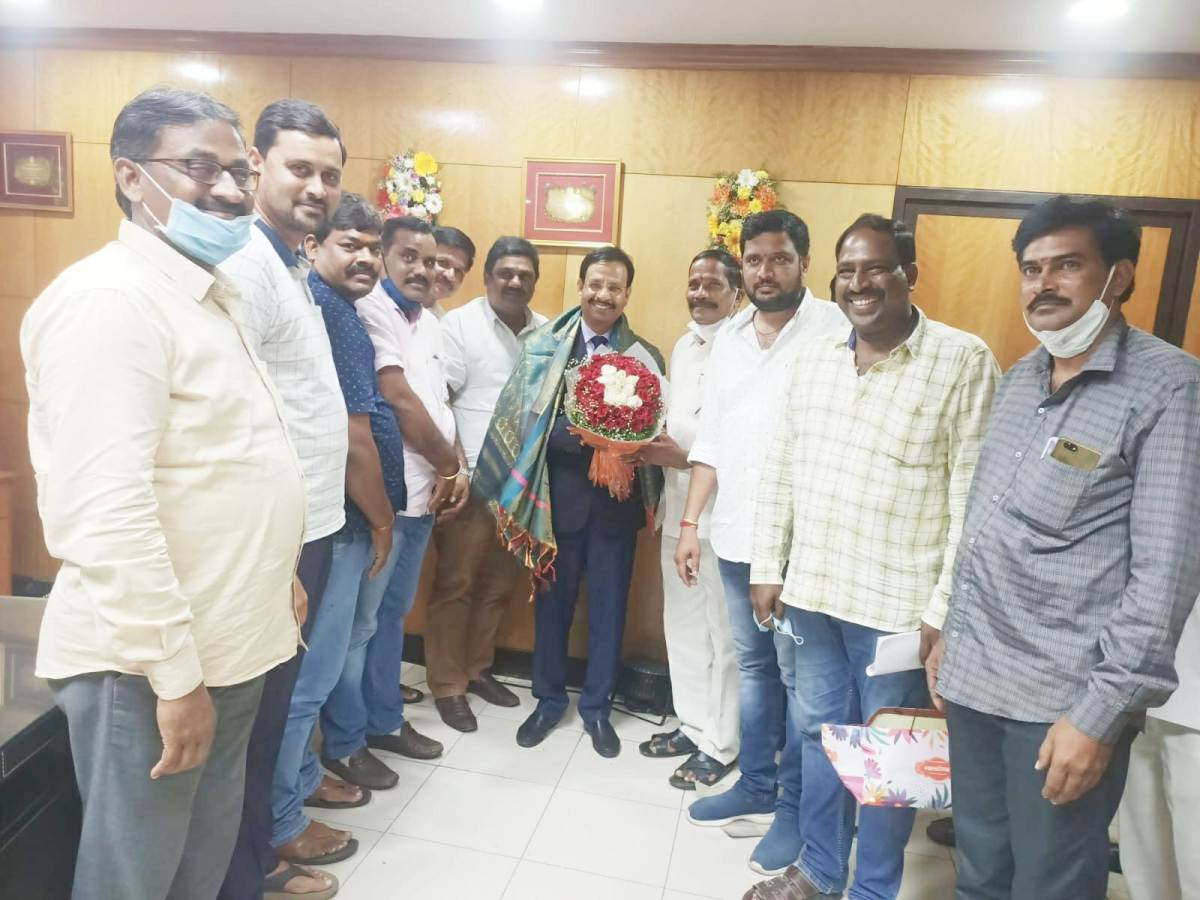 Hyderabad | ఆర్టీసీ ఎండీని కలిసిన అద్దె బ‌స్సుల య‌జ‌మానులు