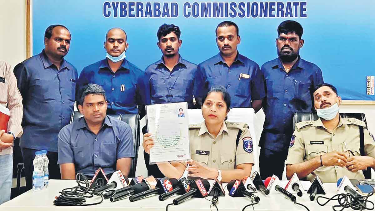 డబుల్‌ ఇండ్లు ఇప్పిస్తామని..