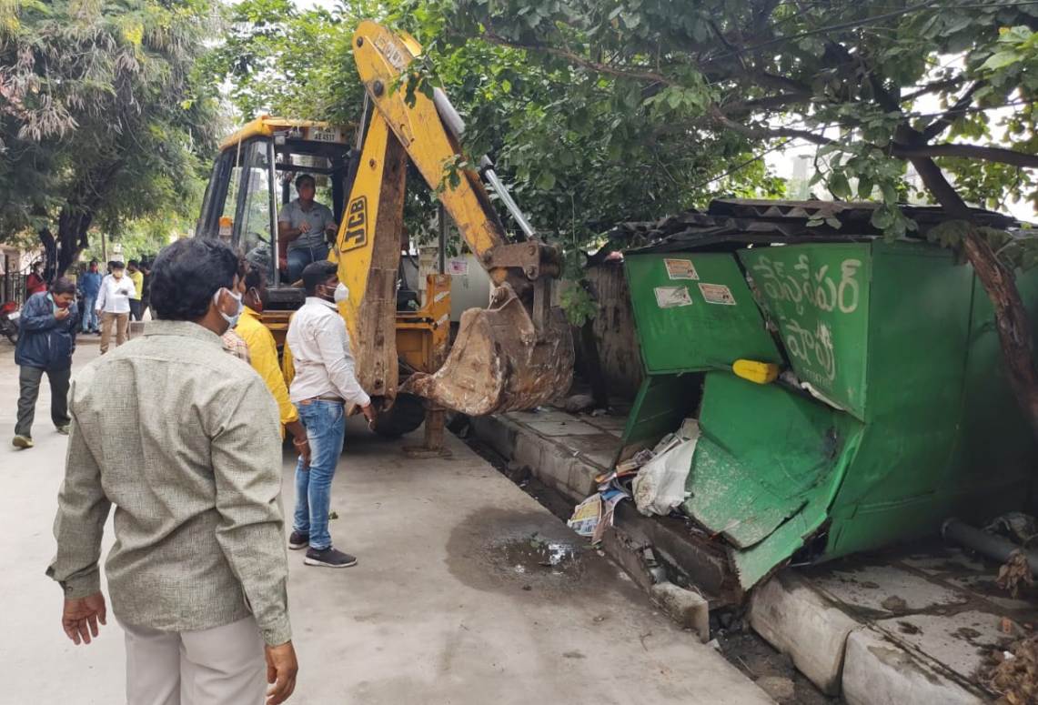 Hyderabad | హైకోర్టు ఆదేశాల‌తో ఫుట్‌పాత్‌   ఆక్రమణల తొలగింపు