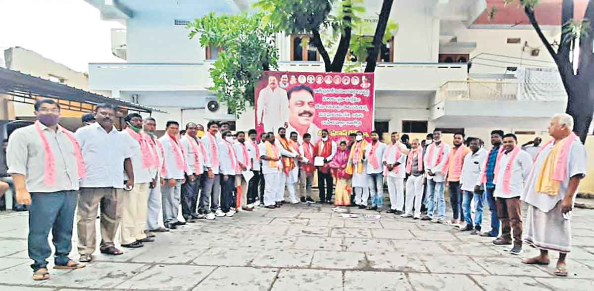 ప్రజలకు అందుబాటులో ఉండాలి