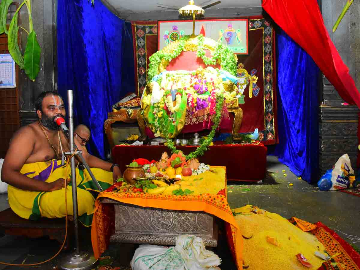 యాదాద్రిలో నిత్య పూజల కోలాహలం