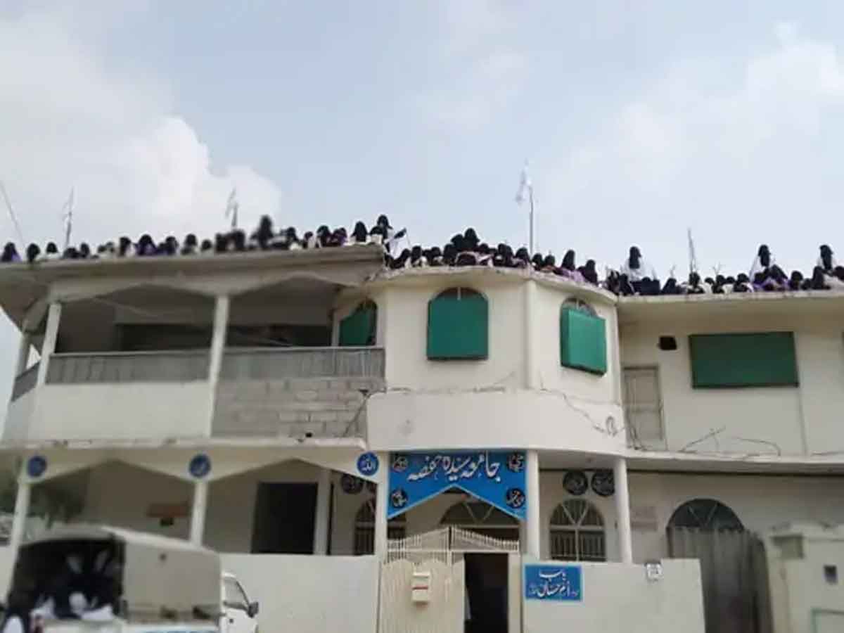 Taliban flags : పాకిస్తాన్‌లో రెపరెపలాడిన తాలిబాన్‌ జెండాలు.. చిక్కుల్లో ఇమ్రాన్‌ఖాన్‌