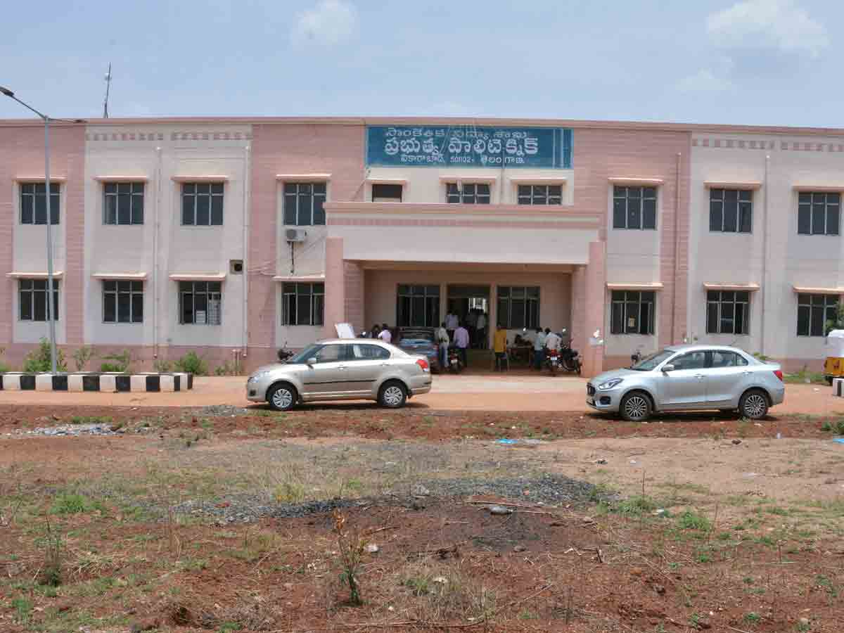 ఉత్తమ ఉపాధ్యాయులకు సన్మానం.. జిల్లా విద్యాధికారి రేణుకాదేవి