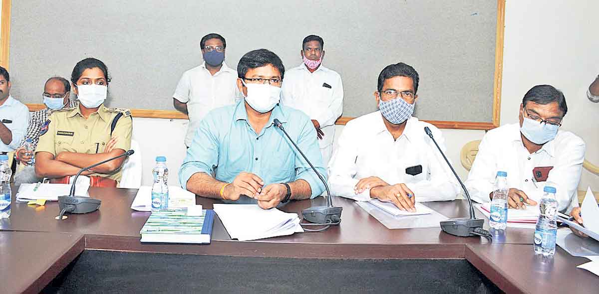 రోడ్ల మరమ్మతులు చేపట్టాలి : ఇన్‌చార్జి కలెక్టర్‌