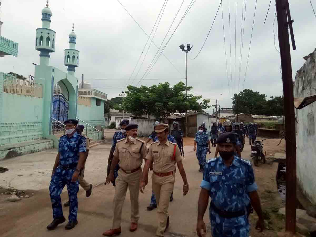 పరిగిలో పోలీసుల కవాతు..