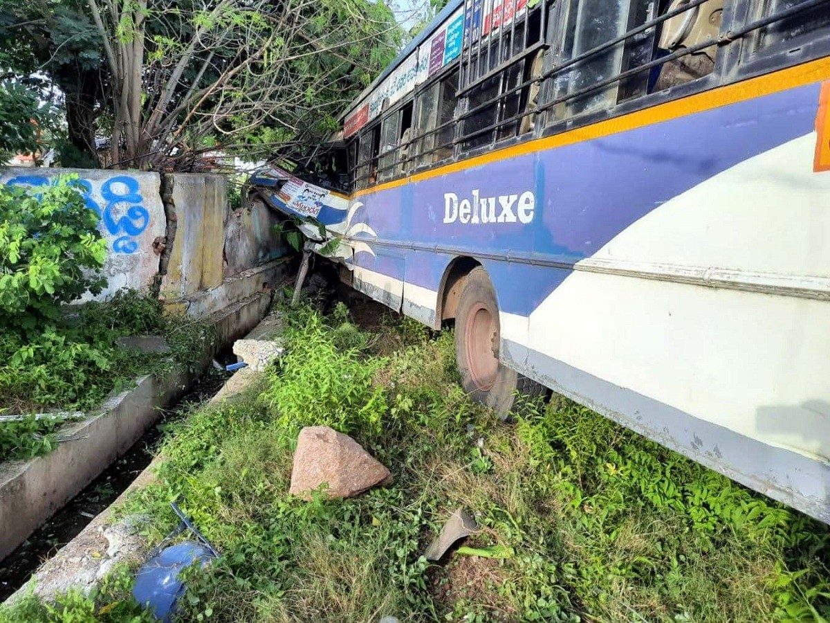 Peddapalli Rural‌ : కాట్నపల్లి వద్ద అదుపు తప్పిన ఆర్టీసీ బస్సు