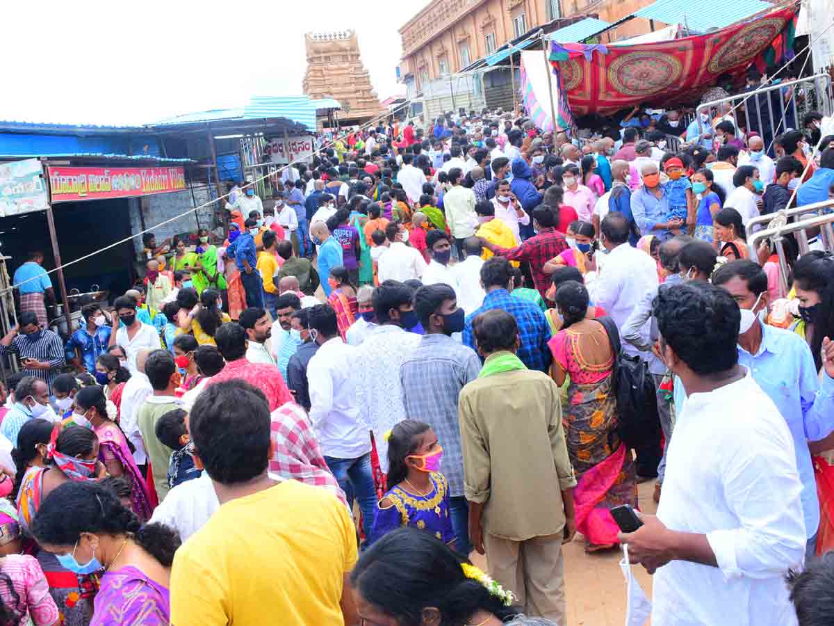 Sunday Effect | ఎటుచూసినా ఆధ్యాత్మికమే.. యాదగిరిగుట్టలో భక్తజనసందోహం