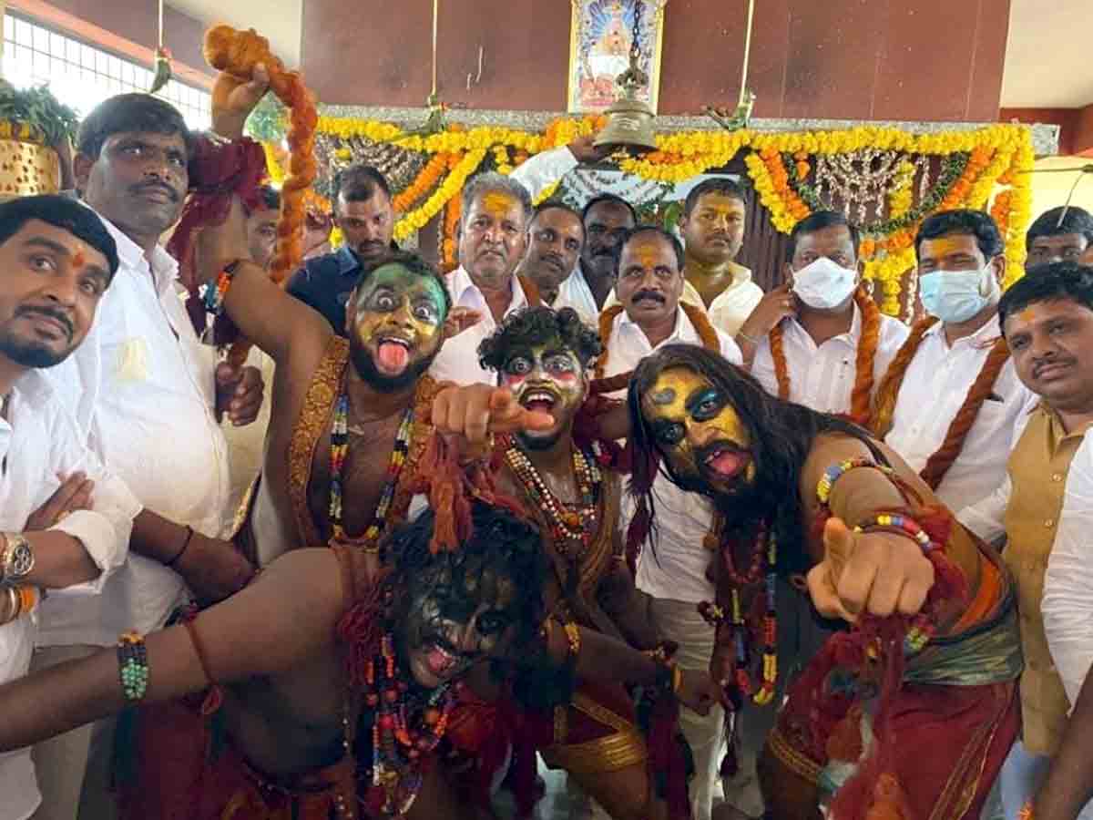 బంగారు మైసమ్మ దేవాలయాన్ని దర్శించుకున్న ఎమ్మెల్యేలు