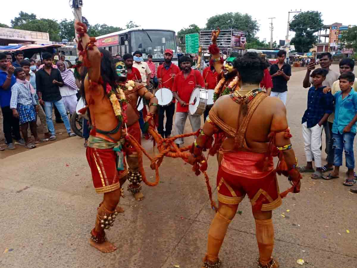 కుమ్మెరలో ఘనంగా బంగారు మైసమ్మ బోనాలు