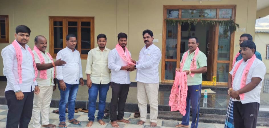 మాల్: అభివృద్ధికి అకర్షితులై టీఆర్‌ఎస్‌లో చేరికలు
