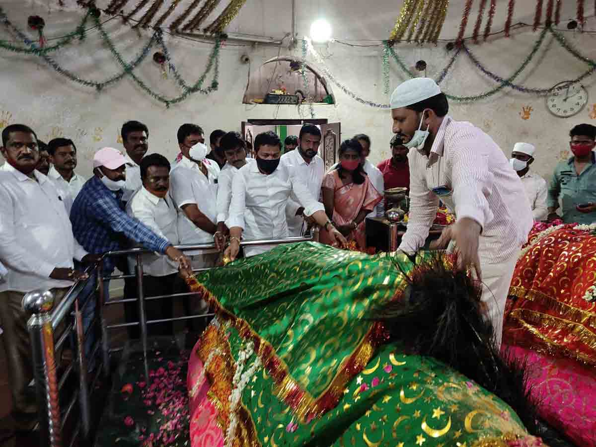 పాలకవీడు: జాన్పహాడ్ దర్గాలో ఎమ్మెల్యే శానంపూడి ప్రత్యేక ప్రార్ధనలు