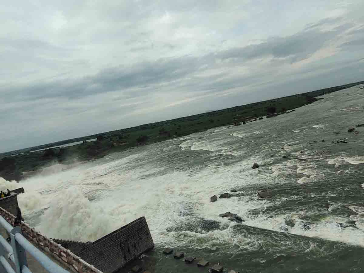 Moosi River : ఐదు గేట్ల ద్వారా మూసీ నీటి విడుదల