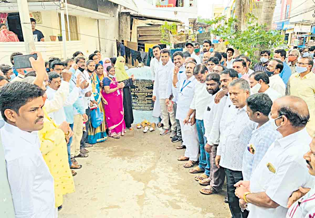 బస్తీలు, కాలనీలను ఆదర్శంగా తీర్చిదిద్దుతా