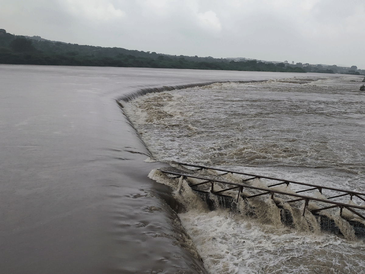 పొంగి ప్రవహిస్తున్న వనదుర్గ ప్రాజెక్టు.. పర్యాటకుల సందడి..