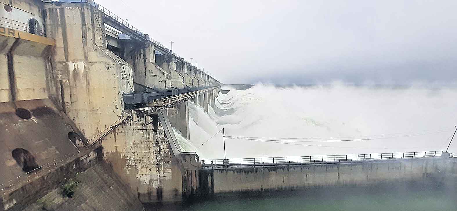 ప్రాజెక్టులకు వరద పోటు