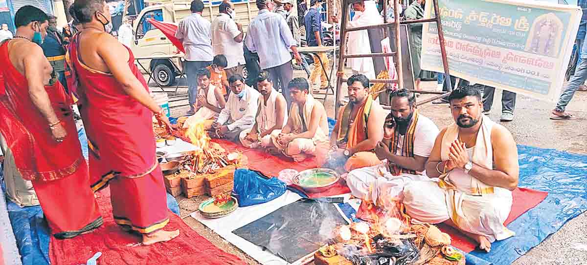 నిబంధనలు పాటిస్తూనే..చవితి ఉత్సవాలు