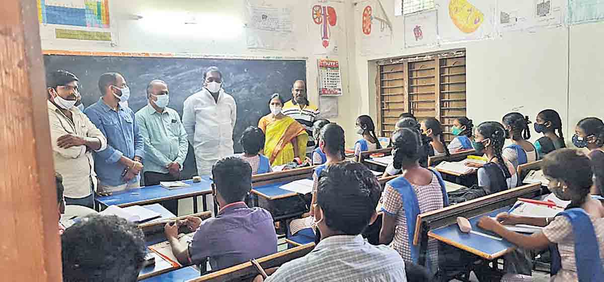 నిబంధనలు పాటిస్తూ బోధించాలి