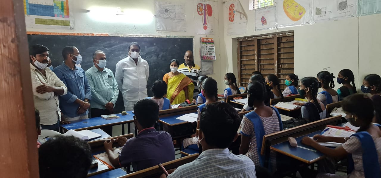 schools reopen | కొవిడ్‌ నిబంధనలు పాటిస్తూ విద్యాబోధన చేయాలి : ఎమ్మెల్యే ప్రకాష్‌గౌడ్‌