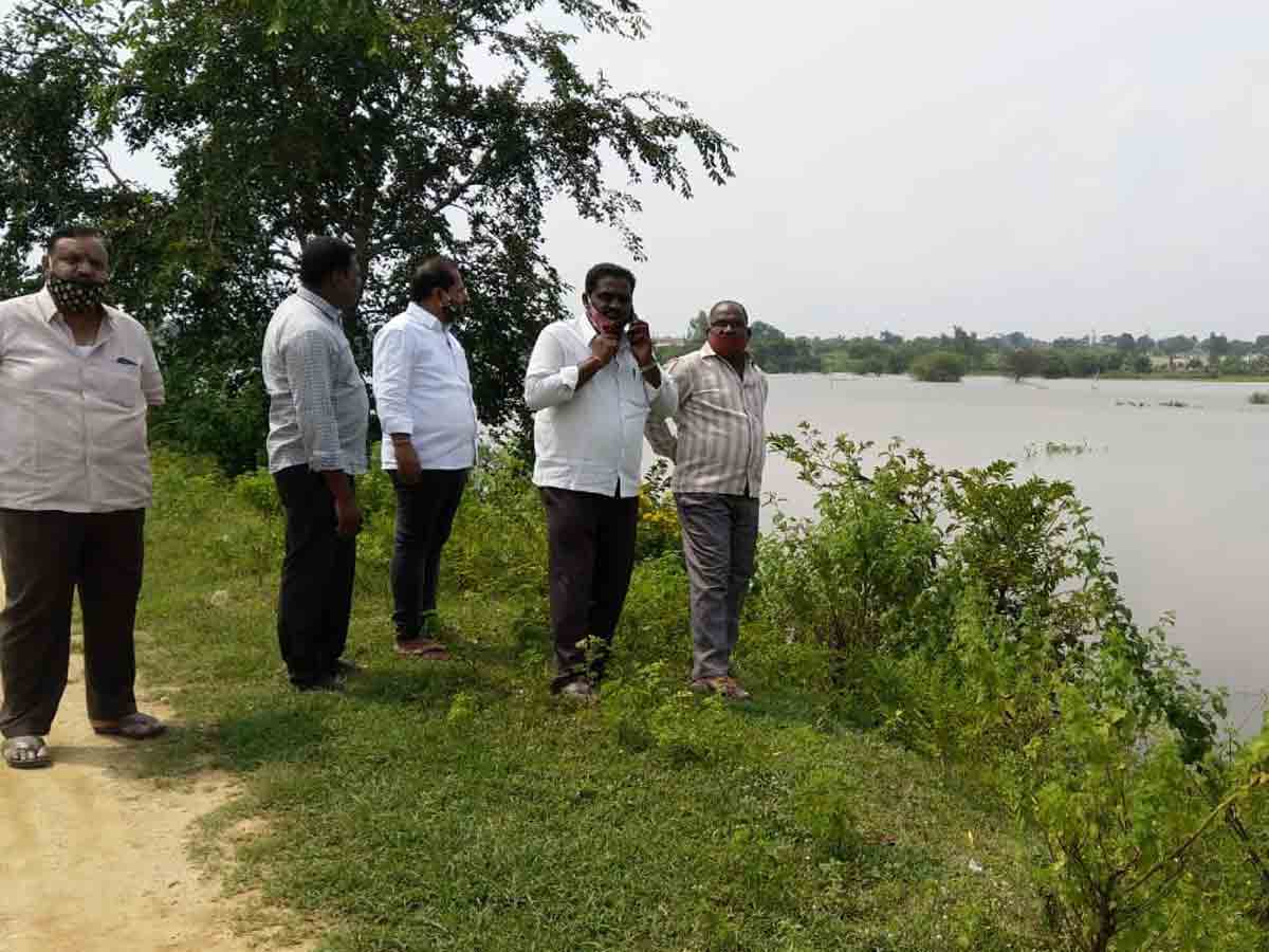 చెరువుల సమీపంలోకి ఎవరూ వెళ్లొద్దు..