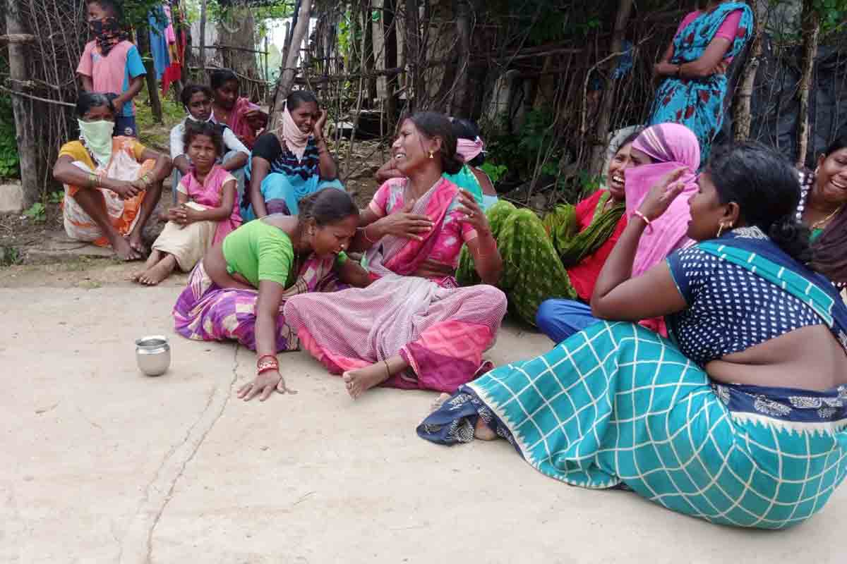 పెళ్లైన వ్యక్తితో ప్రేమ .. అతడి వేధింపులు తాళలేక యువతి ఆత్మహత్య