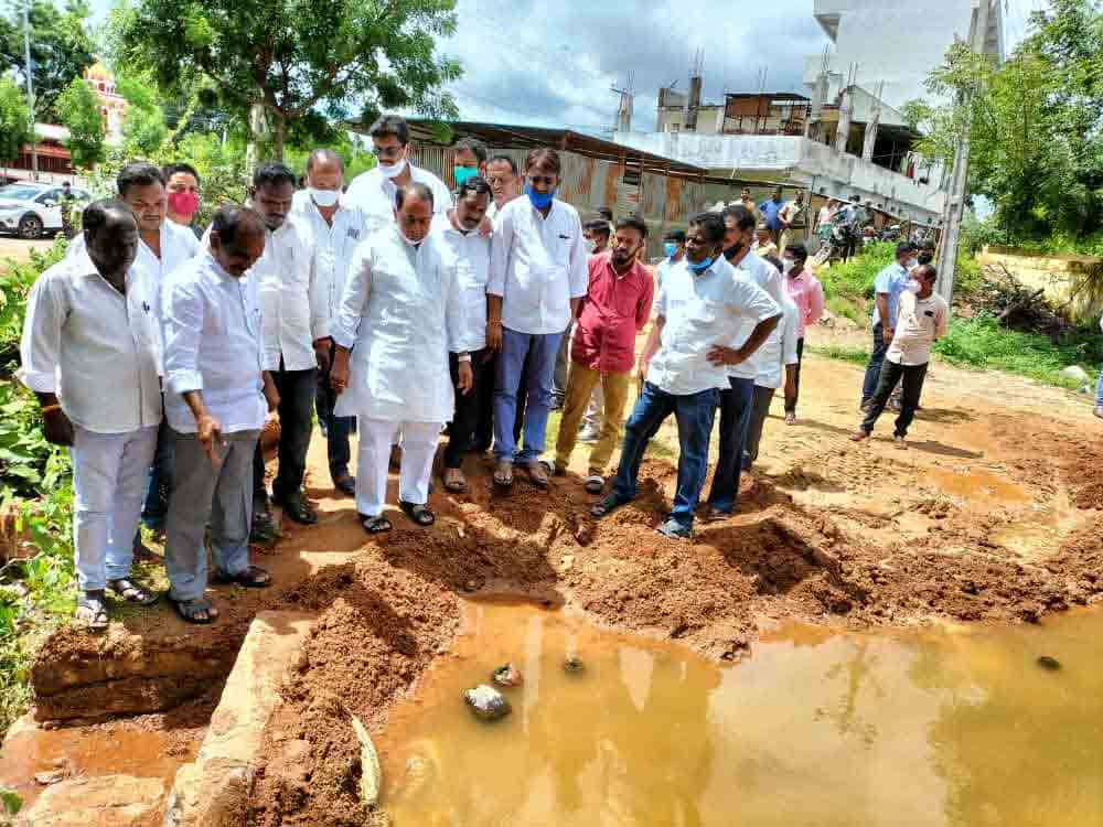 వర్ష ప్రభావిత ప్రాంతాల్లో మంత్రి ఇంద్రకరణ్‌రెడ్డి పర్యటన