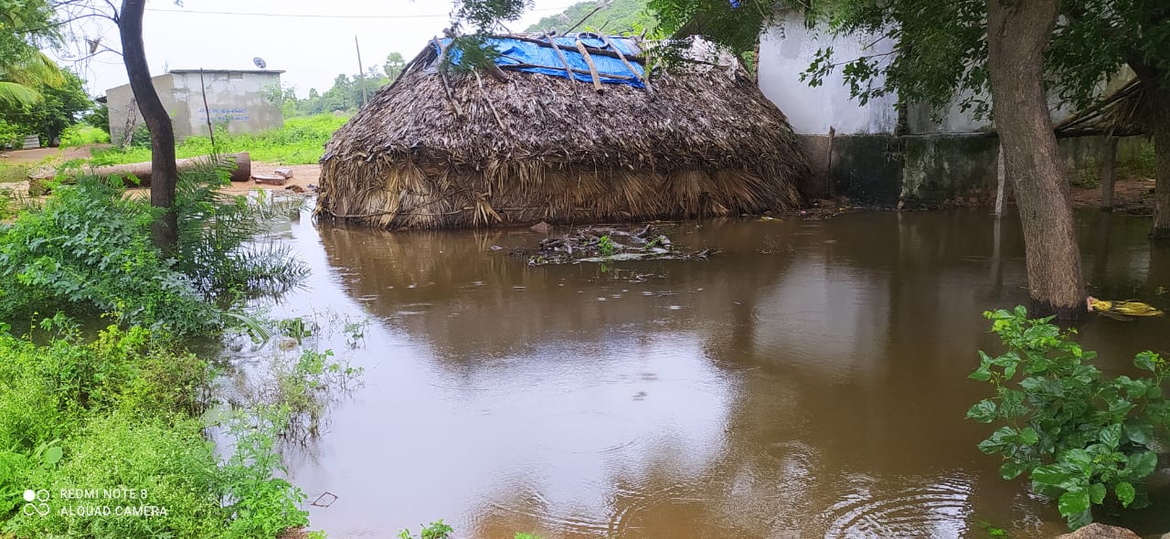 Ibrahimpatnam : నీటితో నిండిన సలిగుట్ట తండా.. పొగిపొర్లుతున్న చెక్‌డ్యాంలు