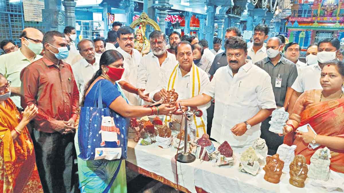 మట్టి గణపతులను పూజించాలి